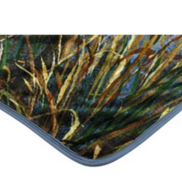 2 Deer Everwild Plush Throw Blanket. - Picture 5 of 7